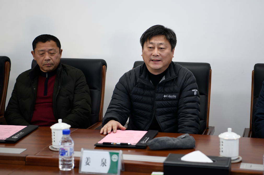 龙井市开山屯镇镇长姜泉一行来校并向学校赠送感谢牌匾和锦旗