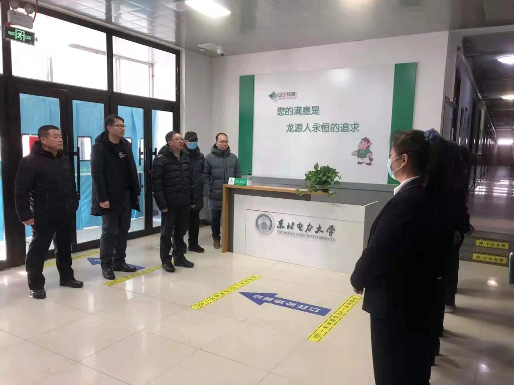 副校长唐逸春节前夕走访慰问在校值守人员