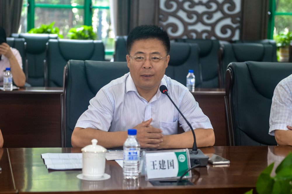 东北电力大学副校长王建国致开幕词省科协学会部张晓军部长代表省科协