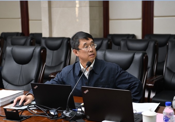 穆钢做工作报告会议现场