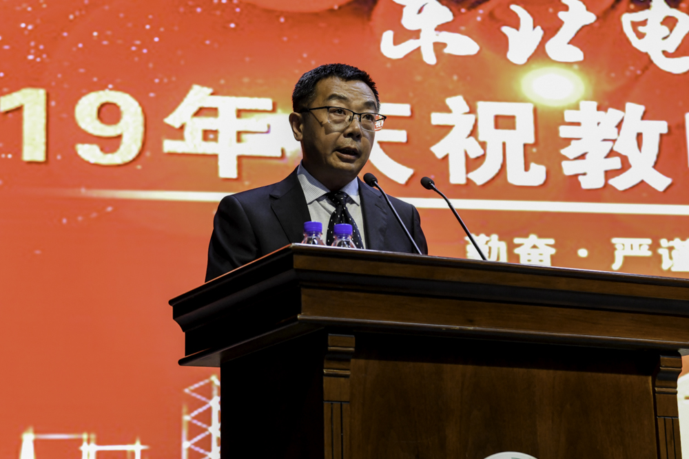 王延鹏宣读我校学工人员获各类奖励名单姜威代表教师发言梁宇轩代表