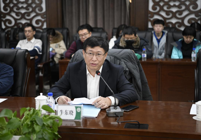 牛东晓做主题发言参加论坛的教师合影