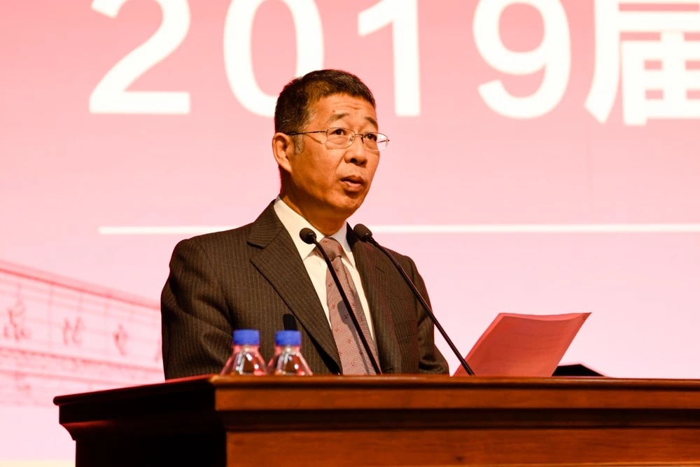 关晓辉主持典礼孙斌宣读毕业生名单王延鹏宣读毕业生表彰名单毕业生