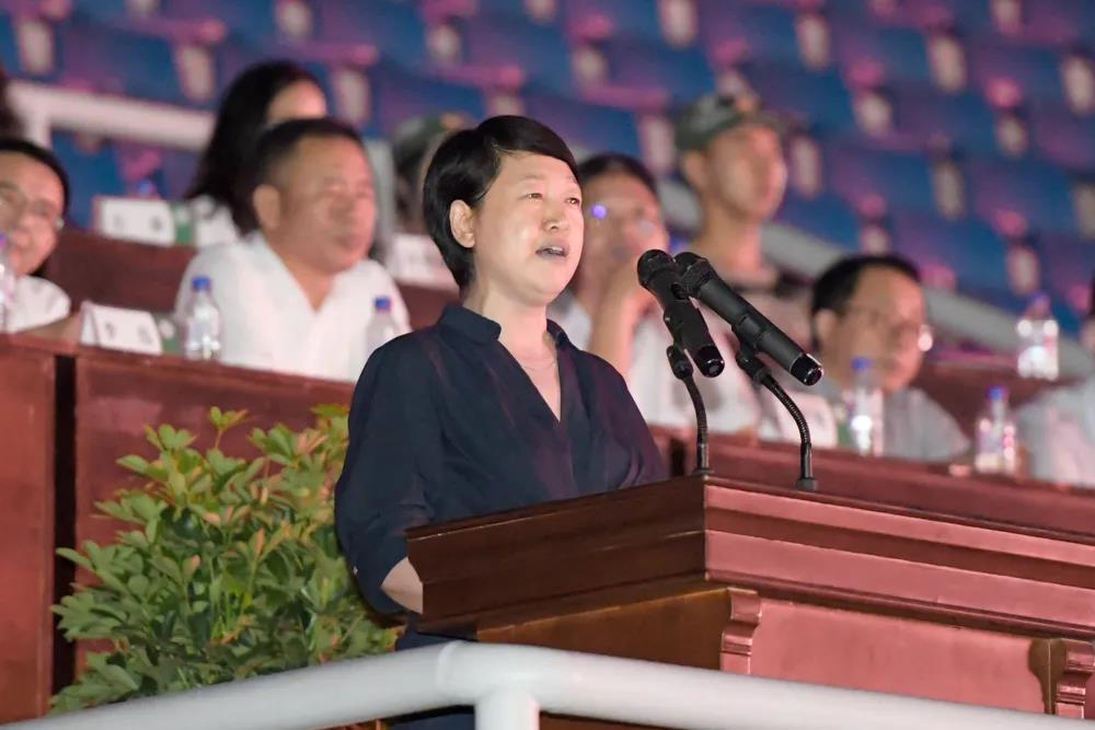 詹丽萍致辞李兵主持军训闭营式学校领导为获奖集体和个人颁奖贾曜诚