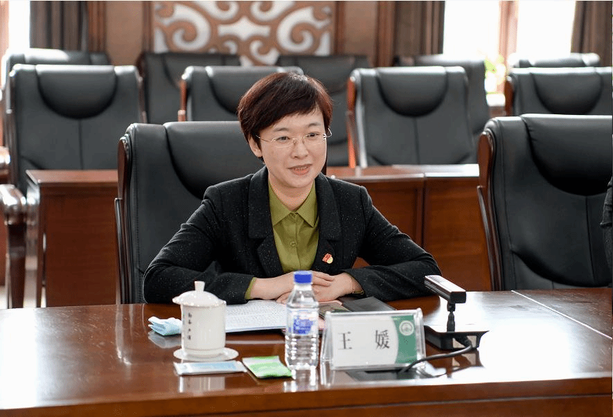 王媛讲话李金韦讲话赠送锦旗会议现场