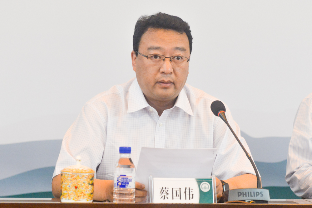 蔡国伟主持会议郑宝森与李国庆共同揭牌谢明亮与王建国代表双方签署