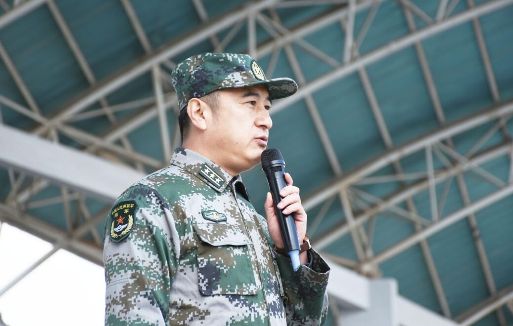 吉林省军区教导大队教授刘万军大校来我校作国防教育报告